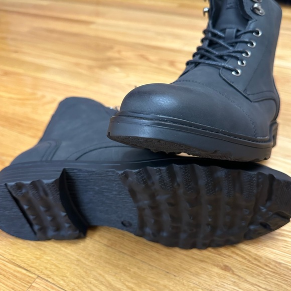 Black Boots with Lace-up Style, Sturdy Rubber Sole & warm lining - Picture 5 of 7